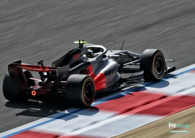 L'Audi R26 en pleine accélération sur le vibreur à Bahreïn, vue de trois-quarts arrière montrant les détails de l'extracteur et de l'aileron.