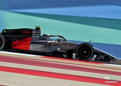 Profil latéral de l'Audi R26 de Gabriel Bortoleto en piste à Bahreïn, mettant en évidence les sponsors Revolut, Nexo et NinjaOne.