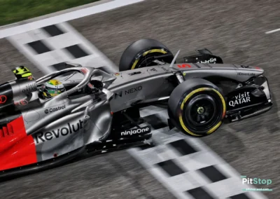 Zoom sur le cockpit de l'Audi R26 de Gabriel Bortoleto montrant les détails du Halo et des sponsors Nexo, Revolut et NinjaOne.