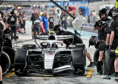 Arrêt aux stands de Valtteri Bottas avec la Cadillac F1 à Bahreïn, mécaniciens en action autour de la monoplace noire et blanche.