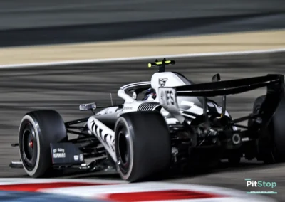 Zoom sur l'arrière de la Cadillac F1 de Valtteri Bottas en piste à Bahreïn, mettant en avant l'aileron arrière et les détails de la livrée noire et blanche.