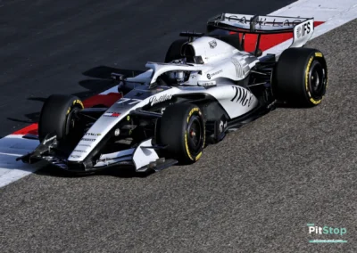 La monoplace Cadillac F1 de Valtteri Bottas en piste à Bahreïn, avec sa livrée officielle noire et blanche.