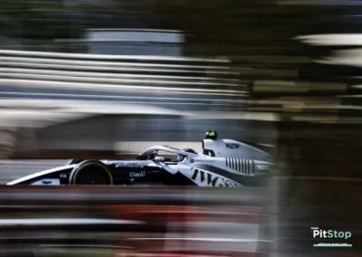 Profil latéral de la Cadillac F1 de Valtteri Bottas en pleine vitesse à Bahreïn, effet de flou dynamique sur livrée noire et blanche.