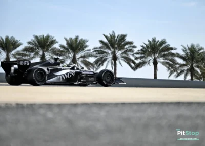 Vue de trois-quarts arrière de la Cadillac F1 de Sergio Perez à Bahreïn, avec des palmiers en arrière-plan et la livrée noire et blanche.
