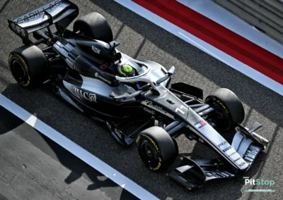Vue plongeante de la monoplace Cadillac n°11 de Sergio Perez dans la voie des stands à Bahreïn, livrée noire et blanche.