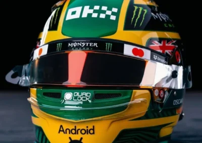 Vue de face du casque spécial Grand Prix d'Australie 2026 d'Oscar Piastri pilote McLaren de Formule 1