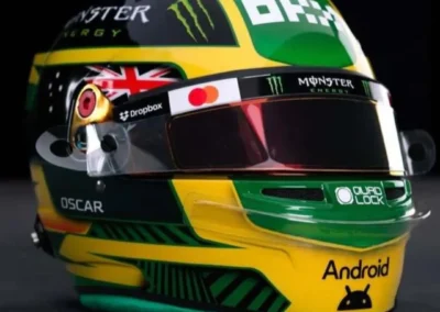 Vue de profil du casque spécial Grand Prix d'Australie 2026 d'Oscar Piastri pilote McLaren de Formule 1