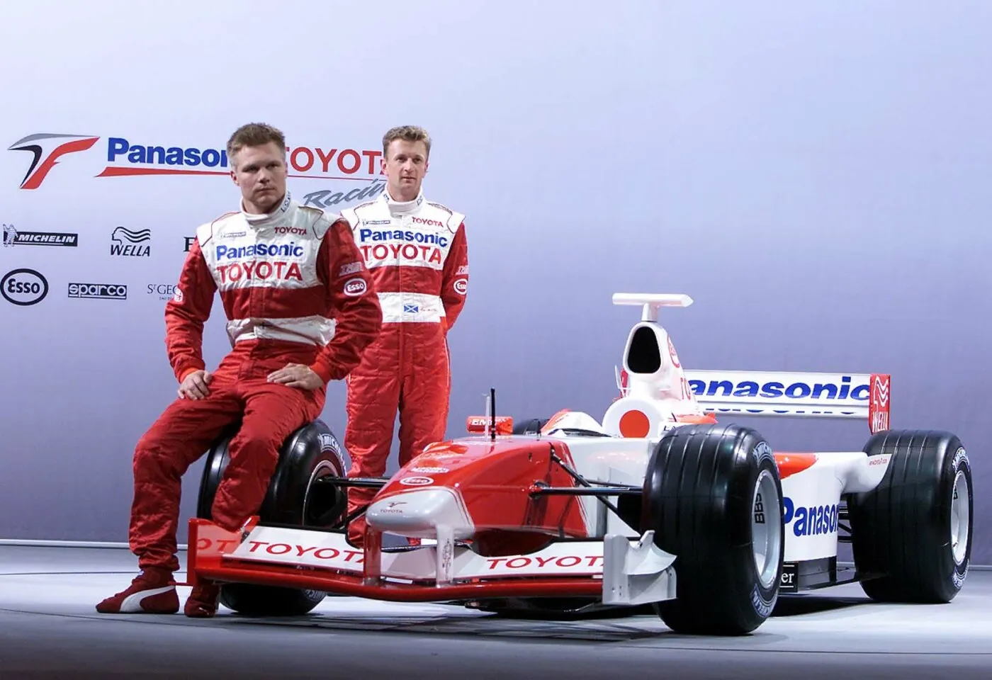 Mika-Salo-Alan-McNish-Toyota-F1-TF Toyota F1 présentation saison 2002 McNish - Salo