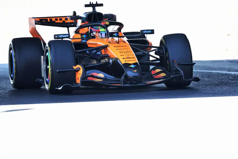 el1-gp-japon-2026-suzuka-piastri-mclaren McLaren se place juste derrière les Mercedes durant les EL1 du Grand Prix du Japon 2026 de Formule 1