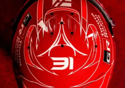 Vue de haut du casque 2026 d'Esteban Ocon pilote Haas de Formule 1