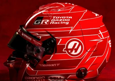 Vue de profil du casque 2026 d'Esteban Ocon pilote Haas de Formule 1