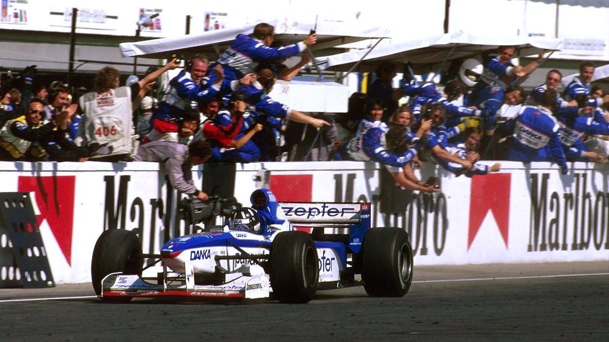 f1-grand-prix-hongrie-1997-damon-hill-finish-line Arrivée du Grand Prix de Hongrie 1997 de F1 : Damon Hill deuxième