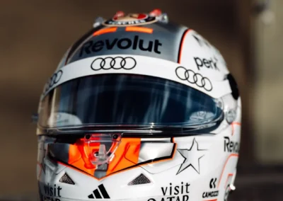 Vue de face du casque 2026 de Nico Hulkenberg pilote Audi de Formule 1
