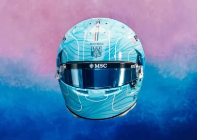 Vue de face du casque 2026 de Pierre Gasly pilote Alpine de Formule 1
