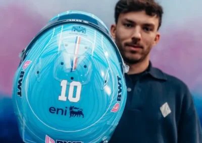 Vue de haut du casque 2026 de Pierre Gasly pilote Alpine de Formule 1