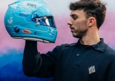 Vue de profil du casque 2026 de Pierre Gasly pilote Alpine de Formule 1
