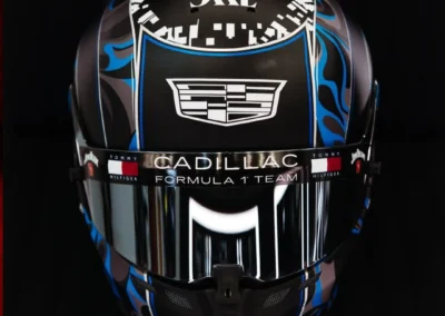 Vue de face du casque 2026 de Valtteri Bottas pilote Cadillac de Formule 1