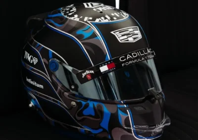Vue oblique du casque 2026 de Valtteri Bottas pilote Cadillac de Formule 1