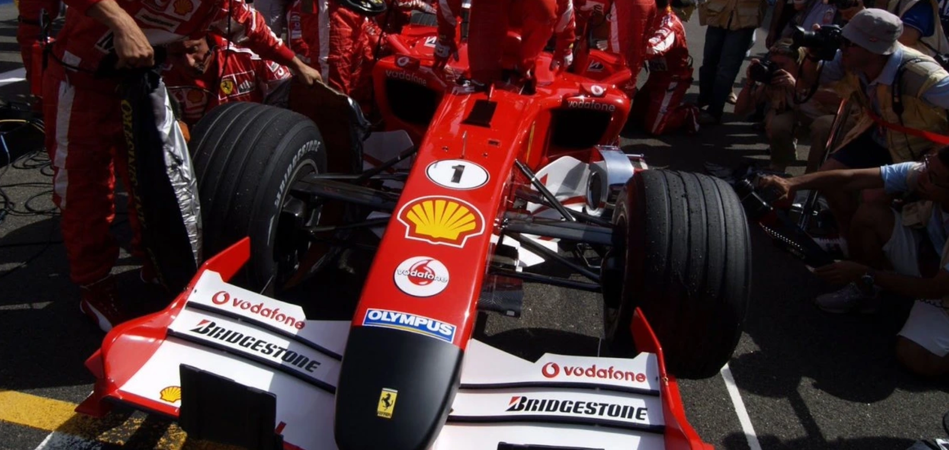 f1-ephemeride-3-avril-2005-ferrari-hommage-pape Le 3 avril 2005 en F1 : Au Grand Prix de Bahrein, Ferrari arbore un nez noir en hommage au pape Jean Paull 2 disparu quelques jours plus tôt.