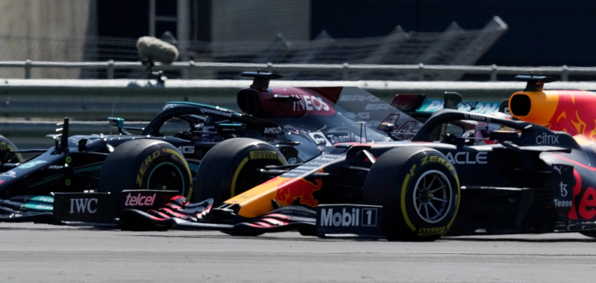 f1-2021-accident-hamilton-verstappen-silverstone F1 - 18 juillet 2021 : Duel jusqu'au crash entre Hamilton et Verstappen au Grand Prix de Grande-Bretagne