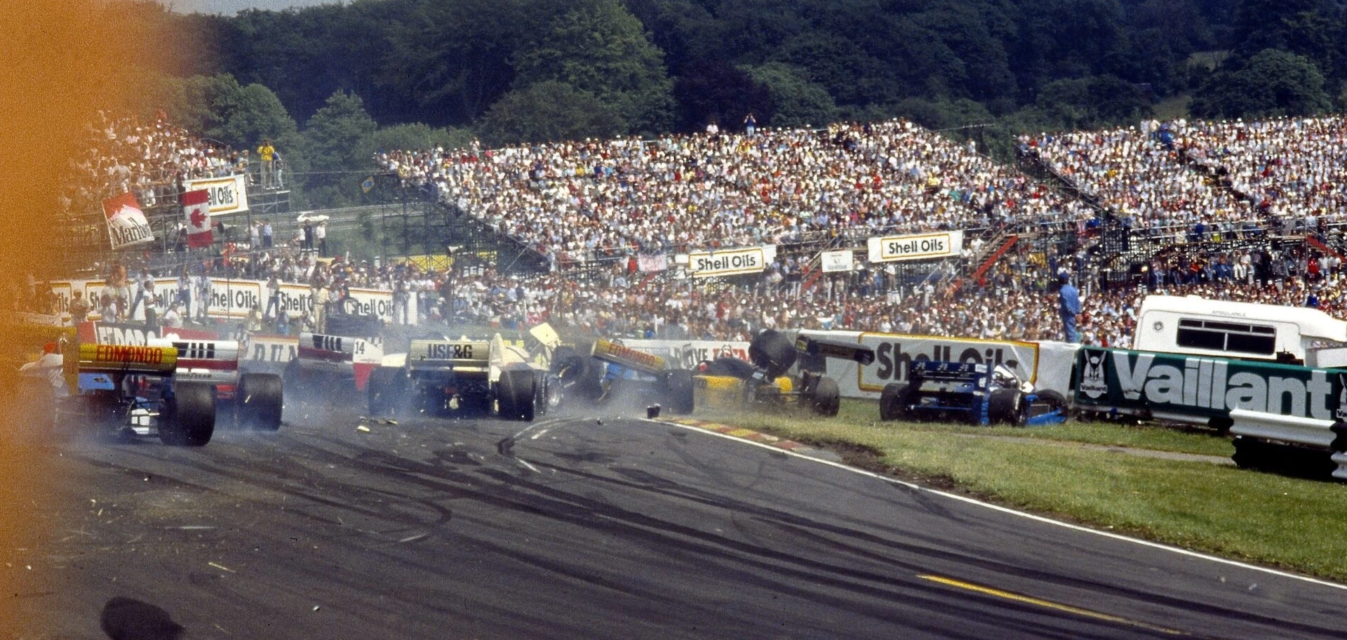 F1 - 13 juillet 1986 : Gros accident pour Jacques Laffite au départ du GP de Grande-Bretagne qui marquera la fin de la carrière du pilote français en Formule 1