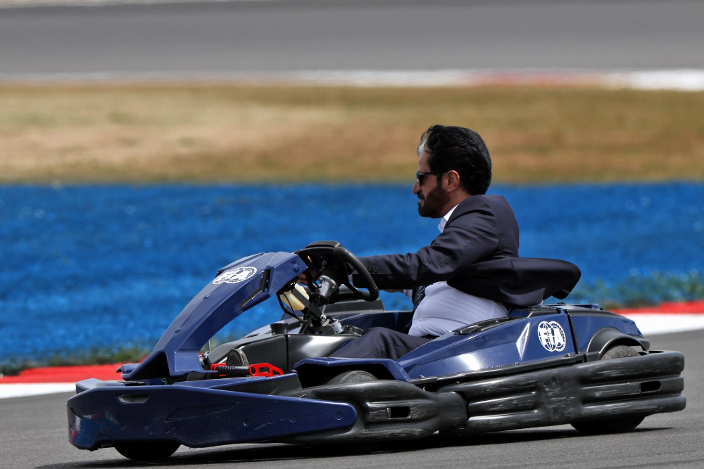 f1-silverstone-mohamed-ben-sulayem-kart-fia Le président de la FIA sur un kart lors de la parade des pilotes du Grand Prix de Grande-Bretagne 2026