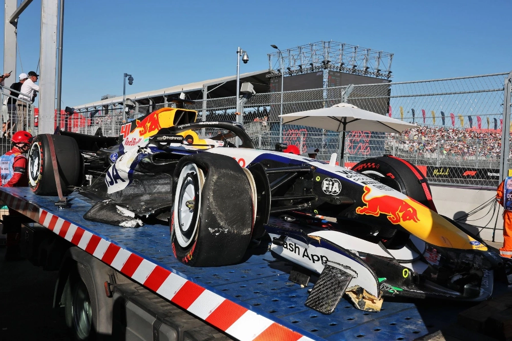 f1-2026-gp-espagne-el2-accident-arvid-lindblad Accident pour Arvid Lindblad (Racing Bulls) lors de la séance d'essais libres 2 du Grand Prix d'Espagne 2026 au Madring
